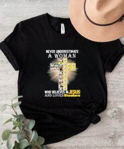 never underestimate a woman who believes in Jesus and loves Pittsburgh Steelers shirt