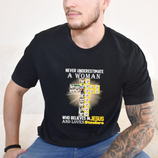 never underestimate a woman who believes in Jesus and loves Pittsburgh Steelers shirt