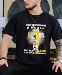 never underestimate a woman who believes in Jesus and loves Pittsburgh Steelers shirt