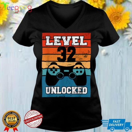 level 32 unlocked 32 Years Old retro 80s 32nd Birthday gamer T Shirt